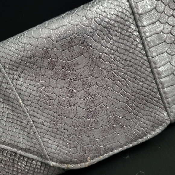 Faux silver snake skin clutch - Picture 8 of 8